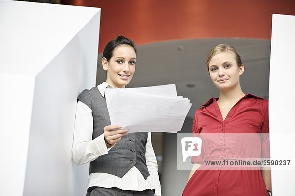 Geschäftsfrauen bei der Suche nach Papierkram