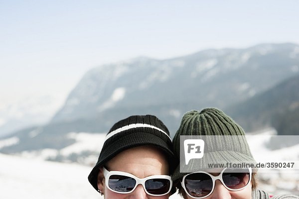 Paar in den Alpen mit Blick auf die Kamera