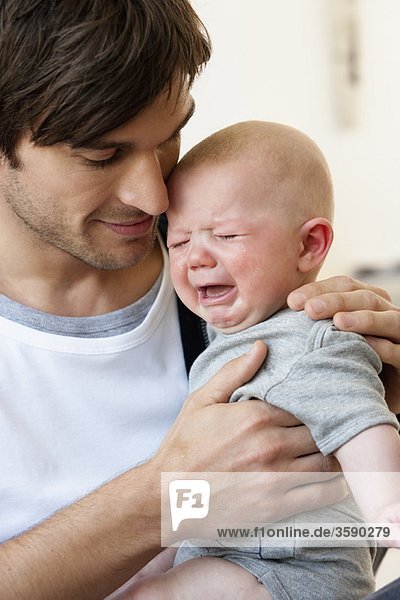 Vater mit weinendem Baby