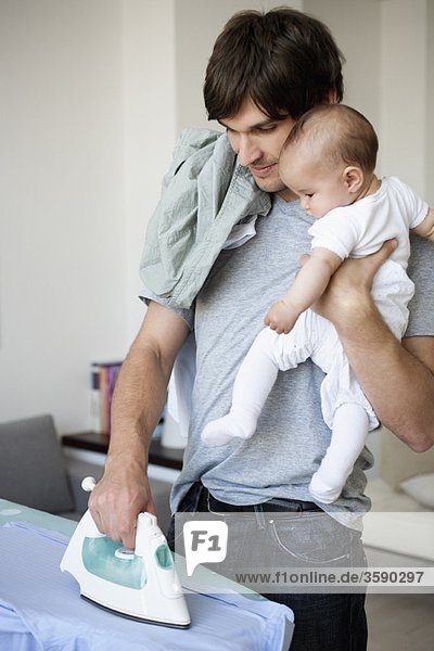 Mann mit Babybügeln
