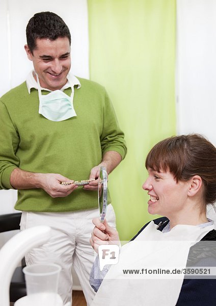 Patientin bei der Untersuchung von Zähnen in der Chirurgie