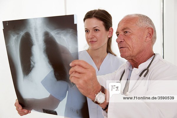 Arzt und Krankenschwester bei der Röntgenaufnahme