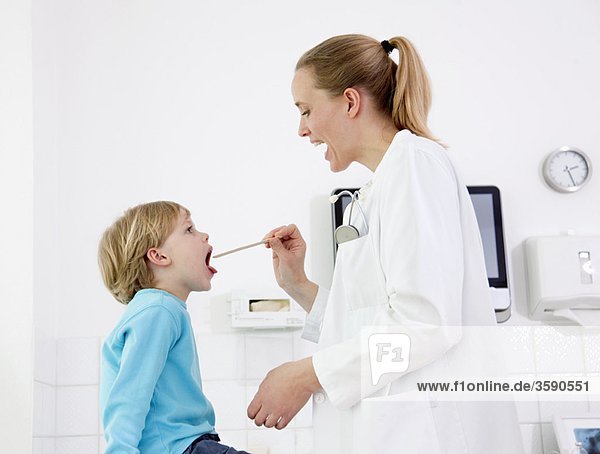 Arzt untersuchender Junge