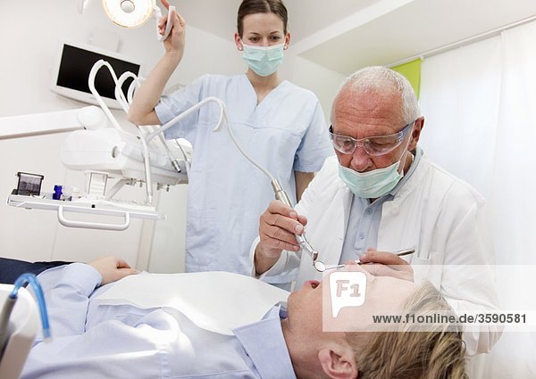 Zahnarzt mit Patient in der Chirurgie