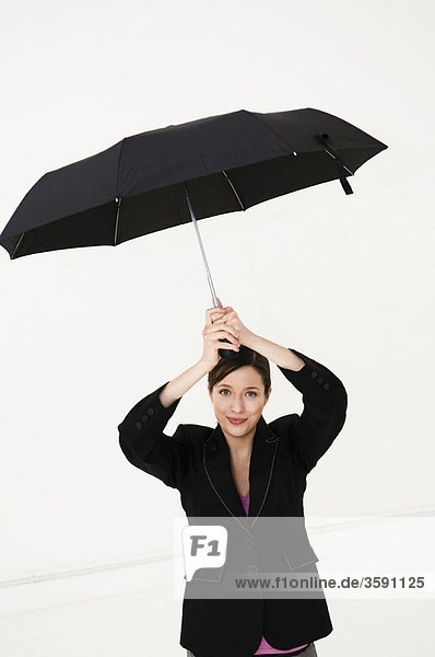 Frauen unter dem Schirm