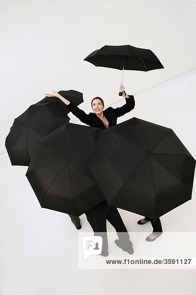 Jubelnde Frauen mit Regenschirm kariert Regen