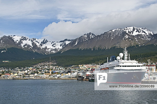 Blick auf Ushuaia mit Hafen und Kreuzfahrtschiffen  Tierra del Fuego  Argentinien