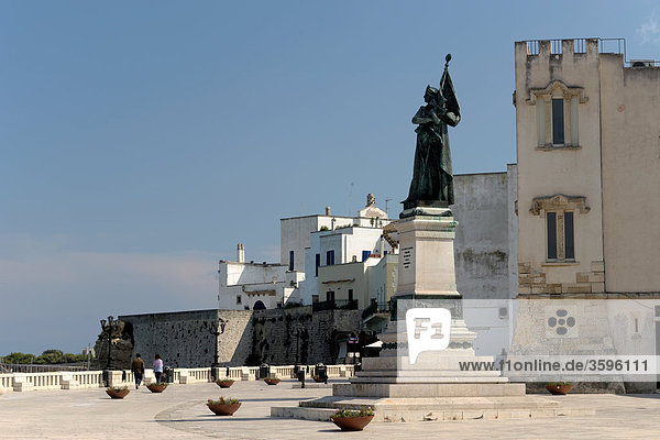 Statue auf einem Platz in Otranto  Italien
