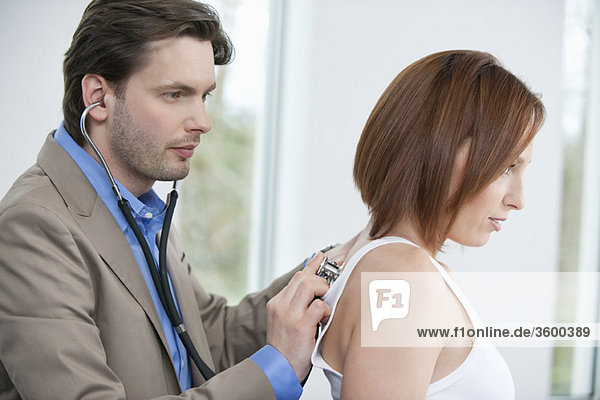 Arzt bei der Untersuchung eines Patienten mit einem Stethoskop