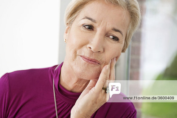 Nahaufnahme einer Frau mit Zahnschmerzen