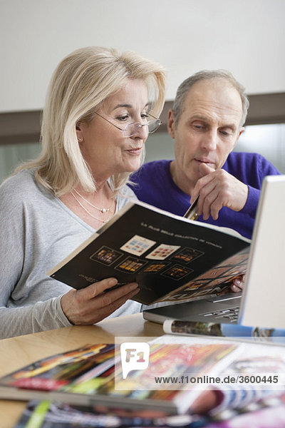 Paare online einkaufen mit einem Laptop