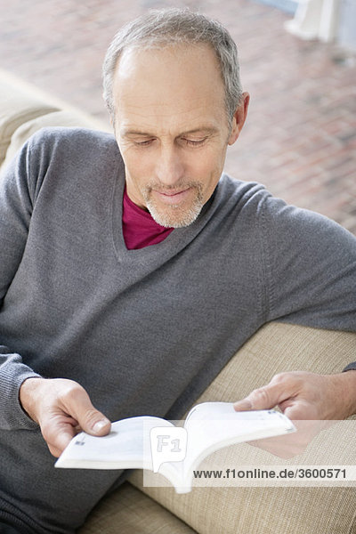 Mann beim Lesen eines Buches