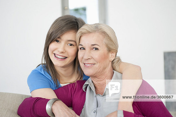 Porträt einer Frau  die mit ihrer Enkelin lächelt