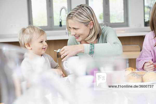 Familie am Frühstückstisch