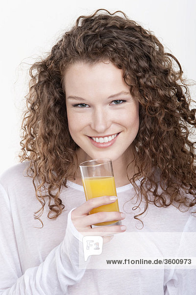 Porträt einer Frau mit einem Glas Orangensaft