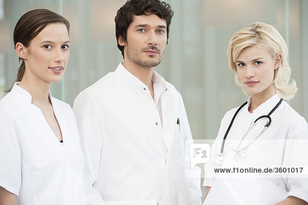 Porträt von drei zusammenstehenden Ärzten