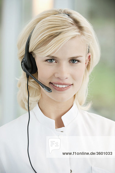 Porträt einer Kundenbetreuerin mit Headset