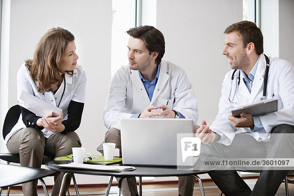Drei Ärzte im Gespräch