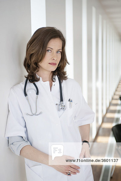 Porträt einer Ärztin im Flur stehend