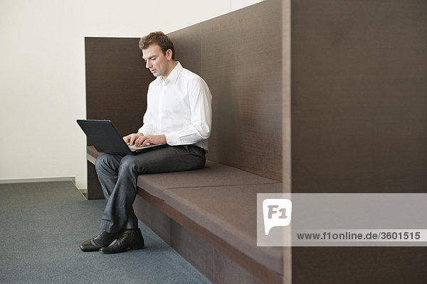 Geschäftsmann bei der Arbeit am Laptop im Büro