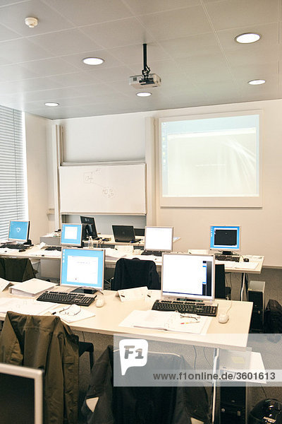 Computer auf Tischen im Klassenzimmer
