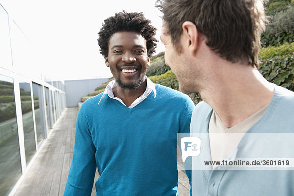 Freunde diskutieren auf einer Strandpromenade