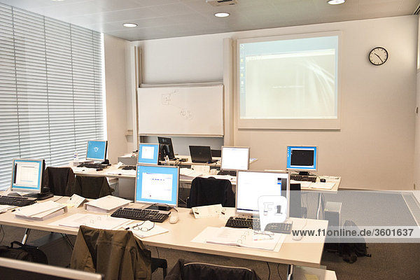 Computer auf Tischen im Klassenzimmer