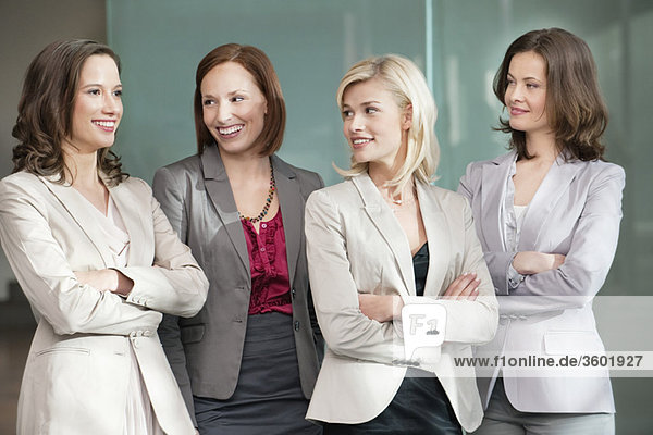 Geschäftsfrauen  die zusammenstehen