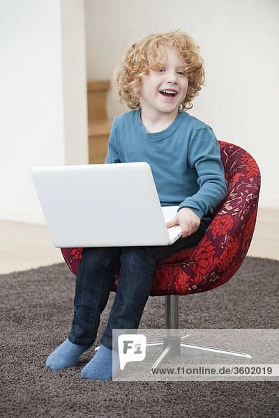 Junge mit einem Laptop