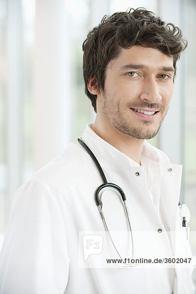 Porträt eines lächelnden Arztes