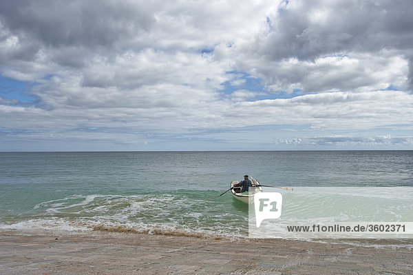 Boot wird an den Strand gezogen  Burgau  Algarve  Portugal