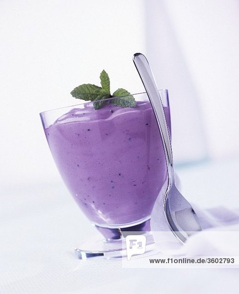 Beeren-Joghurt in einem Glas mit Minze