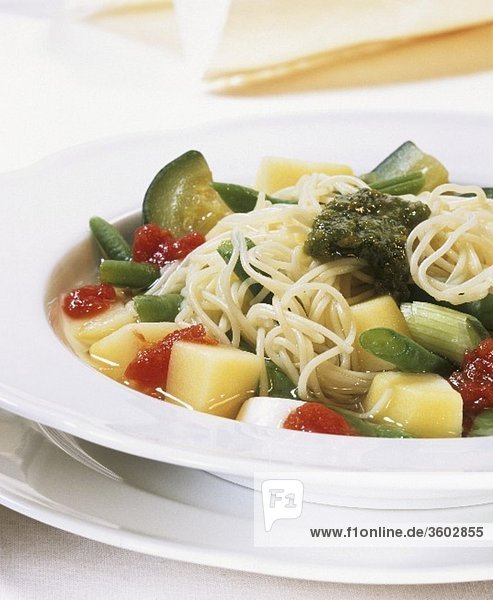 Gemüseeintopf mit Spaghetti und Pesto
