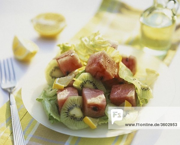 Blattsalat mit Wassermelone  Kiwi und Zitrone