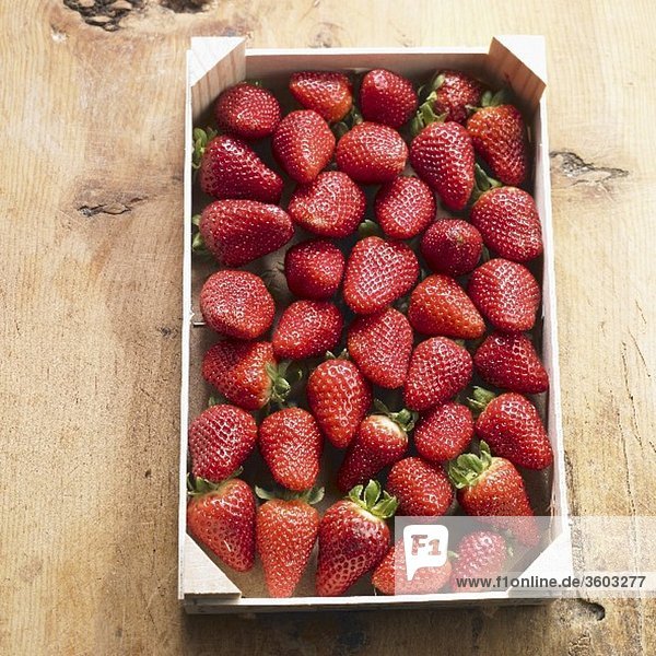 Eine Kiste frische Erdbeeren