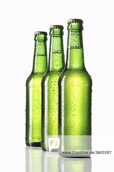 Drei grüne Bierflaschen