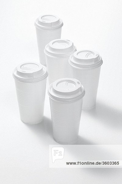 Mehrere Kaffeebecher aus Plastik