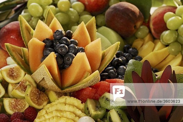 Früchtestilleben mit Melonen und Heidelbeeren