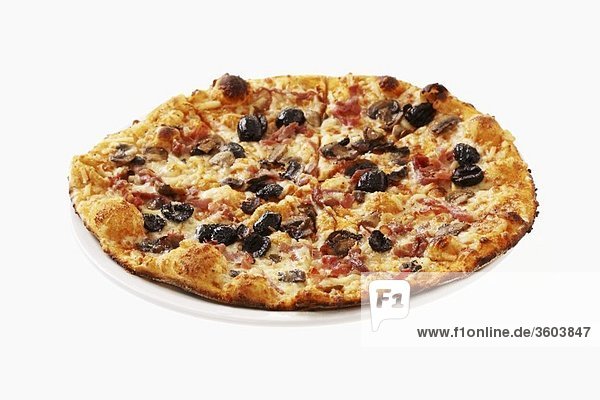 Pizza mit Pilzen  Oliven und Schinken