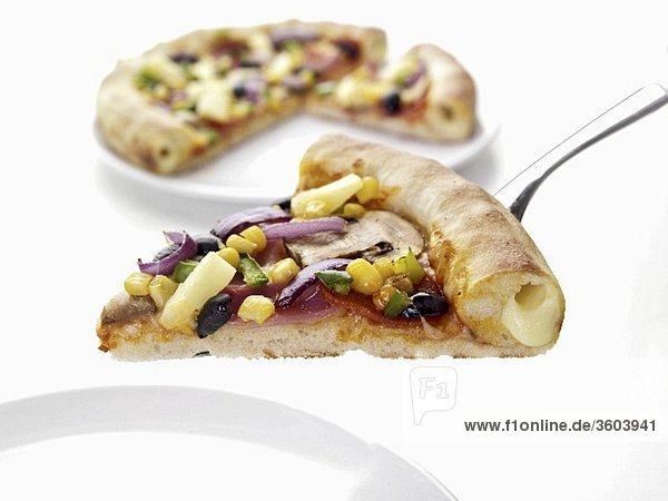Pizza mit Schinken  Gemüse und Käserand