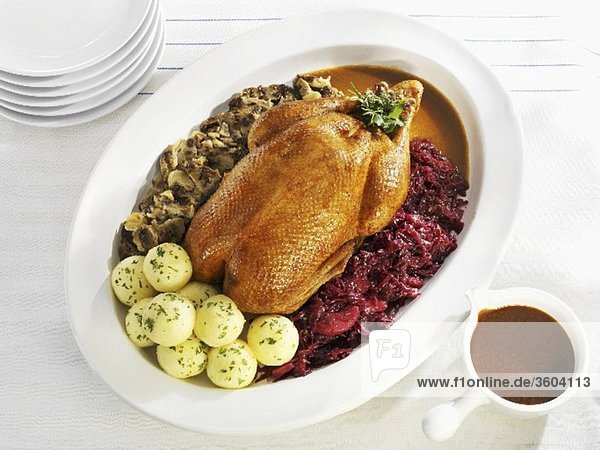 Gefüllter Gänsebraten mit Rotkohl und Klössen Pommersche Art