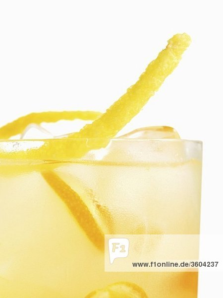 Cocktail mit Kumquats und Zitronenschale