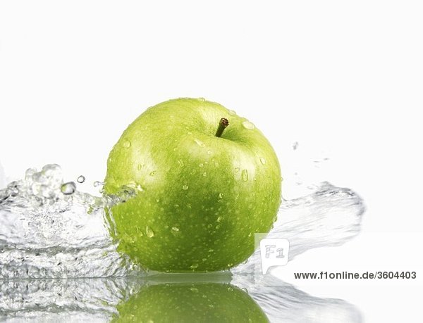 Grüner Apfel  von Wasser umspült