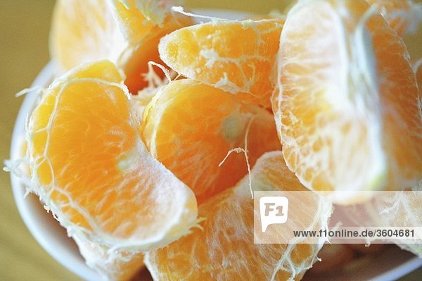 Mandarinenschnitze im Schälchen