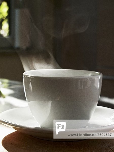Eine Tasse mit Dampf