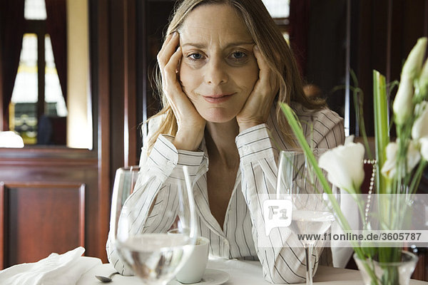 Reife Frau im Café  Portrait