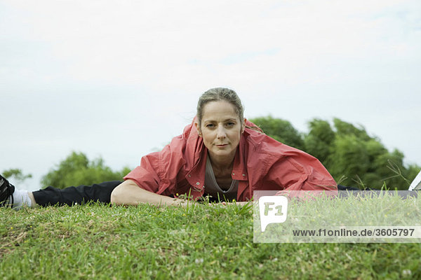 Reife Frau beim Stretching im Park