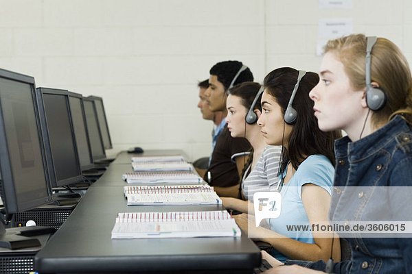 Studenten lernen im Computerlabor