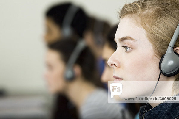 Schüler hören Kopfhörer  Profil