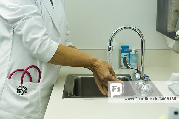 Gesundheitshelfer beim Händewaschen in der Arztpraxis